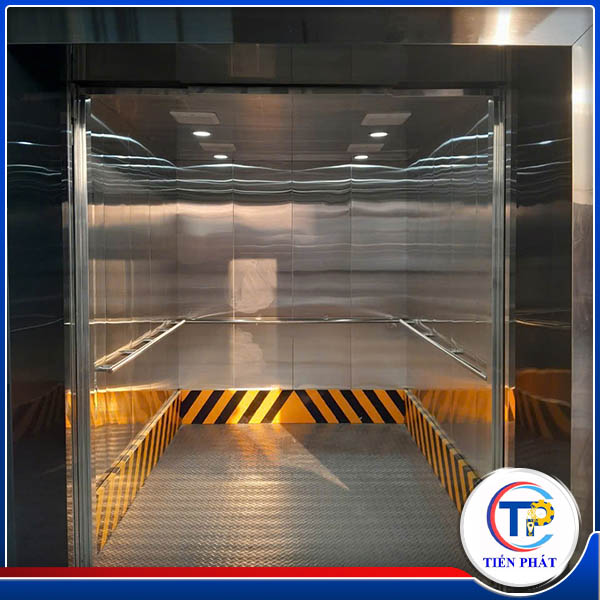 Thang máy chở hàng kèm người